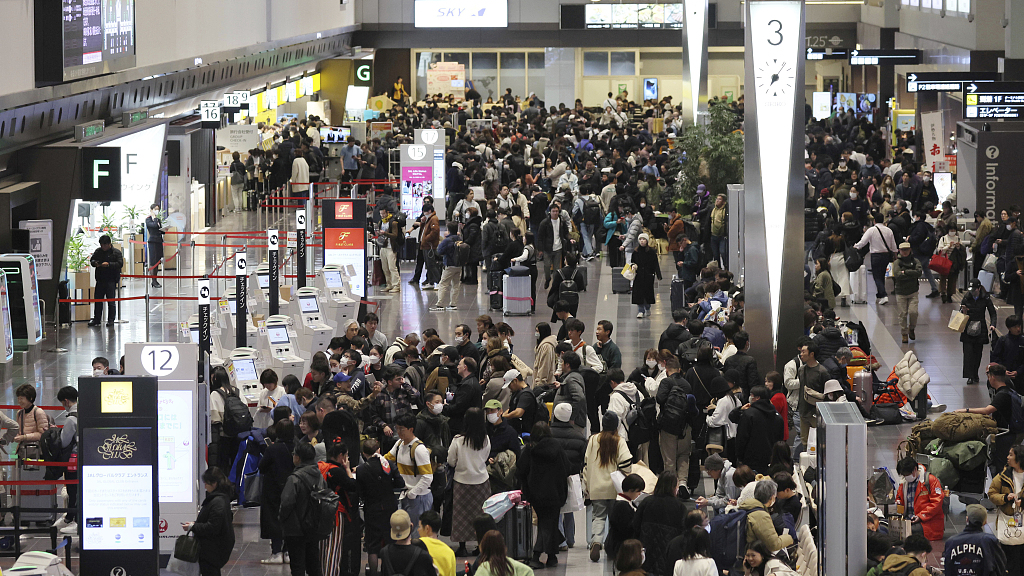 Travelers stuck at the Haneda Airport in Ota Ward, Tokyo, Japan. The airport was closed due to a Japan Airlines plane fire on the runway, January 2, 2024. /CFP
