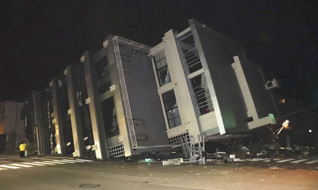 A building collapses in Wajima City after a magnitude-7.6 earthquake struck the Noto region of Ishikawa Prefecture, Japan, January 1, 2024. /CFP