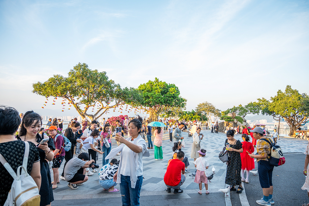 Tourists flock to the Luhuitou scenic area in Sanya, Hainan Province on January 1, 2024. /CFP