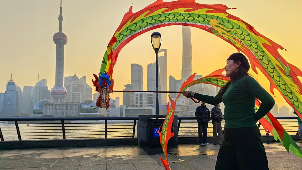 People perform traditional loong dancing on the Bund during sunrise in Shanghai, east China, January 1, 2024. /CFP