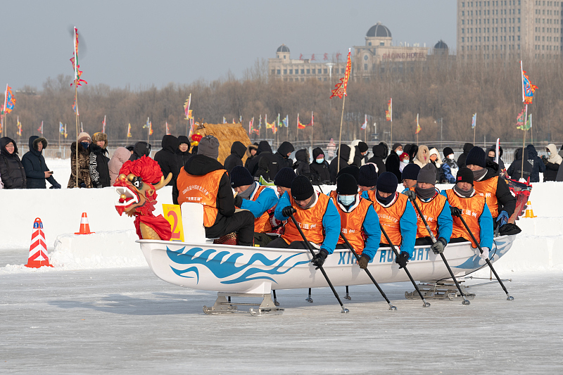 A dragon boat team takes part in a race on ice to celebrate the New Year in Daqing City, Heilongjiang Province, January 1, 2024. /CFP