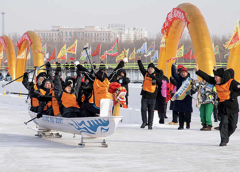 A dragon boat team takes part in a race on ice to celebrate the New Year in Daqing City, Heilongjiang Province, January 1, 2024. /CFP