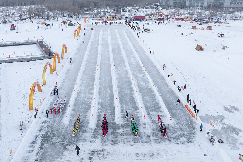 Dragon boat teams take part in a race on ice to celebrate the New Year in Daqing City, Heilongjiang Province, January 1, 2024. /CFP
