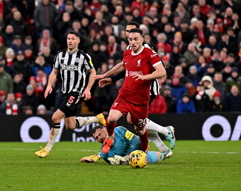 Diogo Jota of Liverpool brought down for a penalty by Martin Dubravka of Newcastle United during their Premier League clash at Anfield in Liverpool, England, January 1, 2024. /CFP