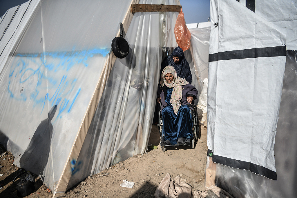 Palestinian families live in makeshift tents set up on empty fields at refuge in southern city of Rafah after being forced to leave their homes due to Israeli attacks, Gaza, January 1, 2024. /CFP