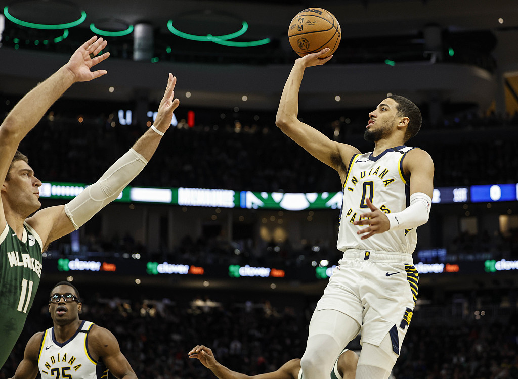 Tyrese Haliburton (#0) of the Indiana Pacers shoots in the game against the Milwaukee Bucks at Fiserv Forum in Milwaukee, Wisconsin, January 1, 2024. /CFP