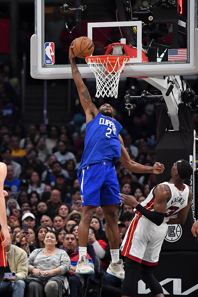 Kawhi Leonard (#2) of the Los Angeles Clippers dunks in the game against the Miami Heat at Crypto.com Arena in Los Angeles, California, January 1, 2024. /CFP