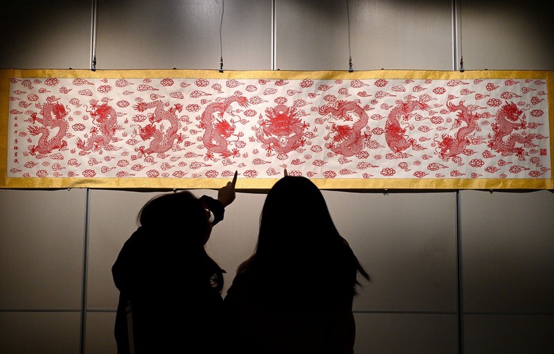 2024年1月1日，游客在河北省邯郸市博物馆欣赏剪纸壁画。/IC