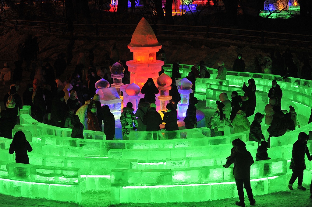 2024年1月1日，游客在黑龙江哈尔滨兆麟公园探索冰迷宫。/CFP