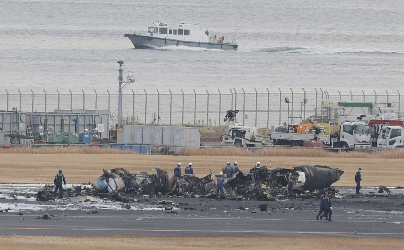 Members of the Aircraft Accidents Investigation Commission by Japan's Ministry of Land, Infrastructure and Transport examine a Japan Coast Guard aircraft that burned on the runway at Haneda Airport in Ota Ward, Tokyo, January 3, 2024. /CFP