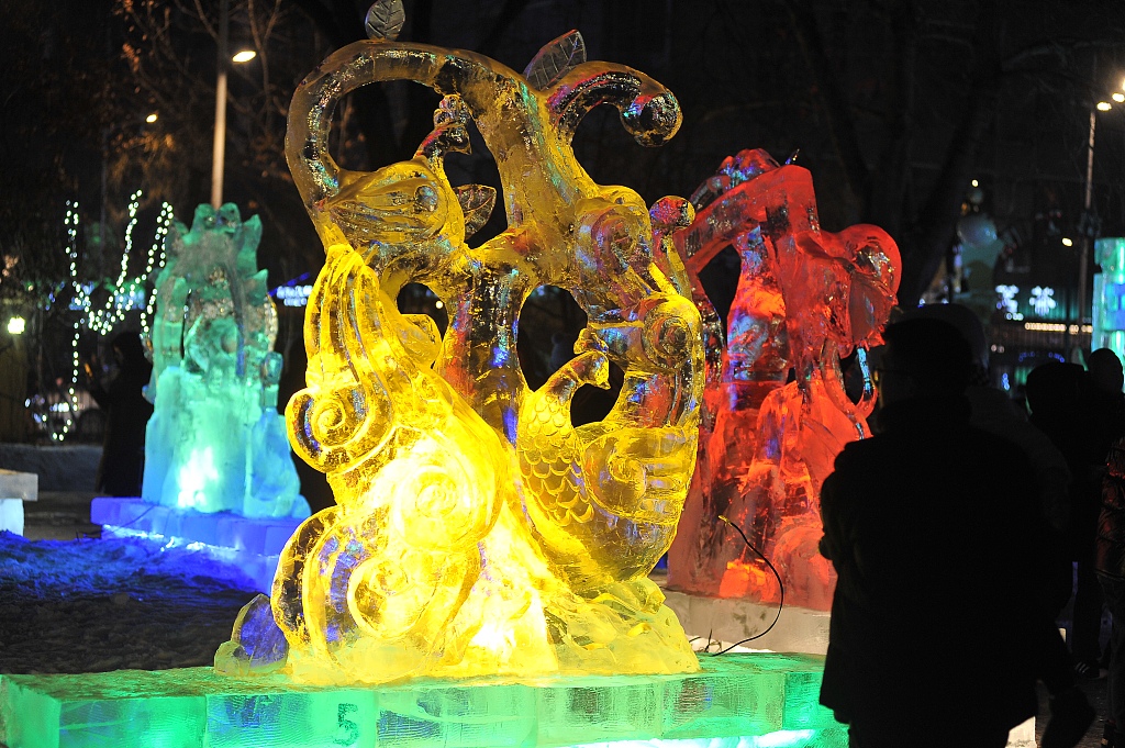 An ice lantern show attracts visitors to a park in Harbin, Heilongjiang Province on January 1, 2024. /CFP