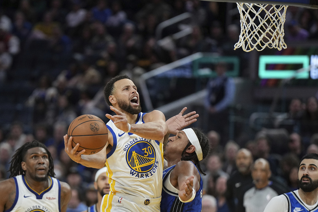 Stephen Curry (#30) of the Golden State Warriors drives toward the rim in the game against the Orlando Magic at the Chase Center in San Francisco, California, January 2, 2024. /CFP