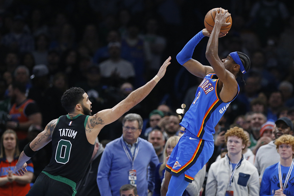 Shai Gilgeous-Alexander (R) of the Oklahoma City Thunder shoots in the game against the Boston Celtics at Paycom Center in Oklahoma City, Oklahoma, January 2, 2024. /CFP