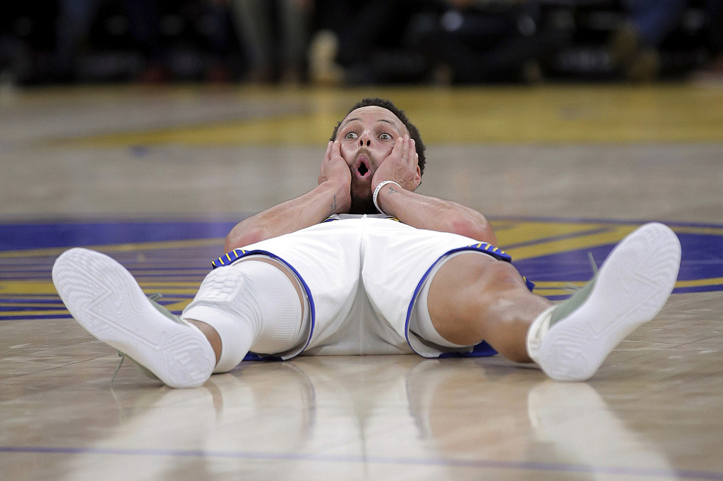Stephen Curry of the Golden State Warriors reacts after making a 3-pointer in the game against the Orlando Magic at the Chase Center in San Francisco, California, January 2, 2024. /CFP
