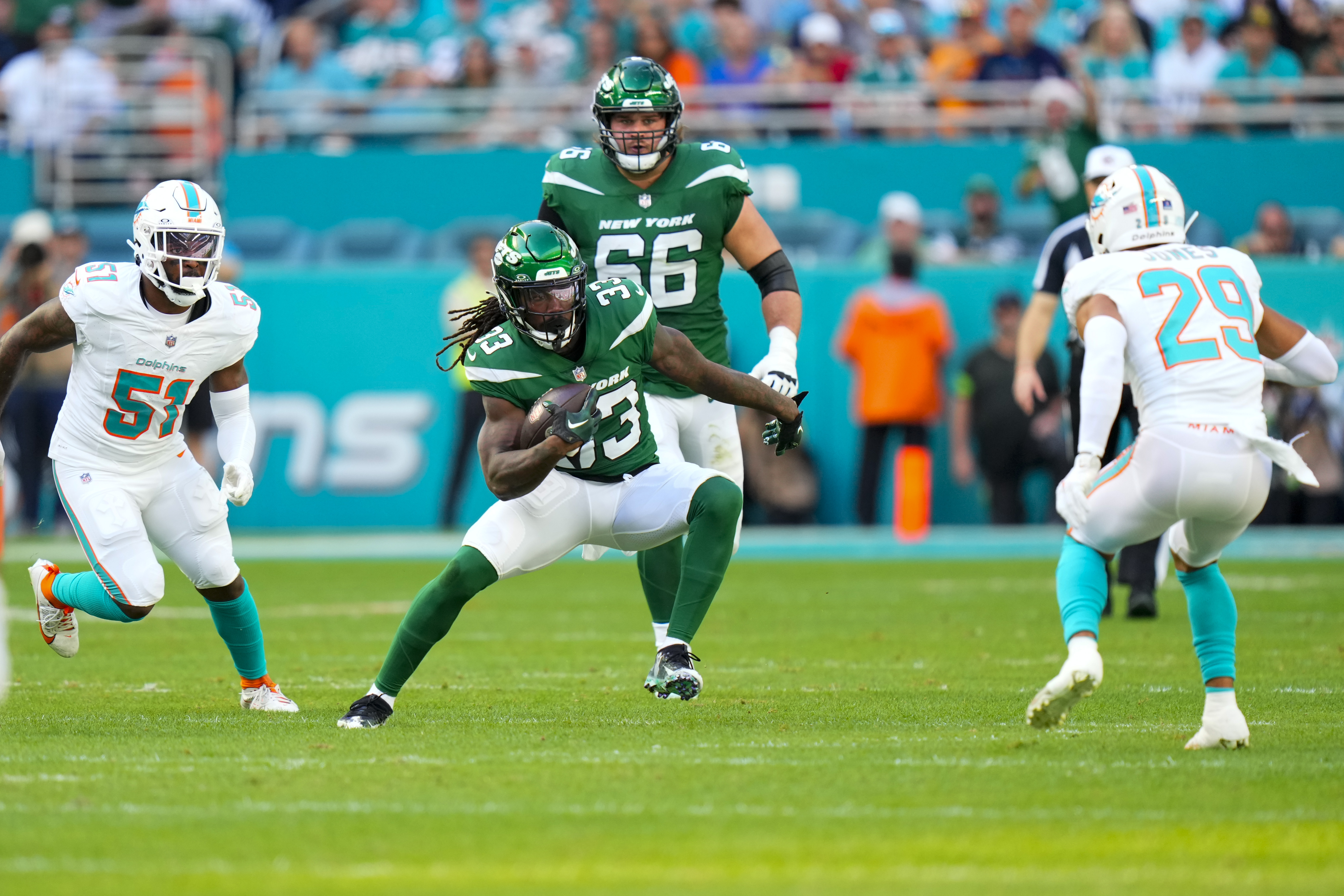 Running back Dalvin Cook (C) of the New York Jets runs with the ball  in the game against the Miami Dolphins at Hard Rock Stadium in Miami Gardens, Florida, December 17, 2023. /CFP
