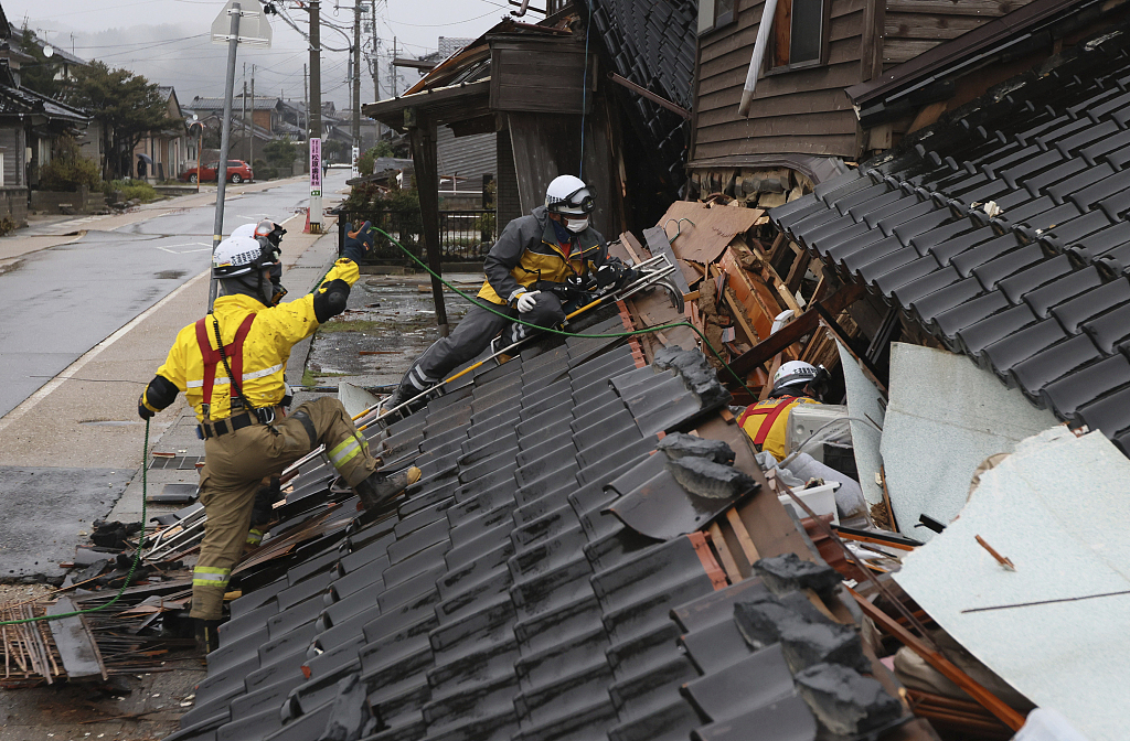 Firefighters conduct a search in Wajima City, Ishikawa Prefecture, Japan, January 3, 2024. /CFP 