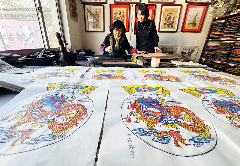 Artists create traditional woodblock New Year paintings at a workshop in Yangjiabu Village in Weifang, Shandong Province on January 3, 2024. /CFP