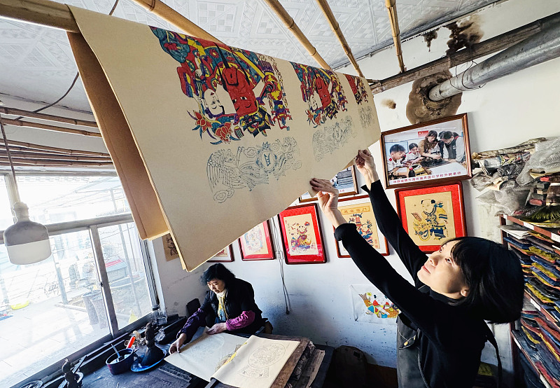 Artists create traditional woodblock New Year paintings at a workshop in Yangjiabu Village in Weifang, Shandong Province on January 3, 2024. /CFP