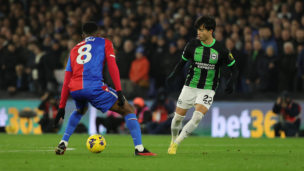 Brighton and Hove Albion winger Kaoru Mitoma (R) in action during their Premier League match with Crystal Palace at Selhurst Park in London, England, December 21, 2023. /CFP