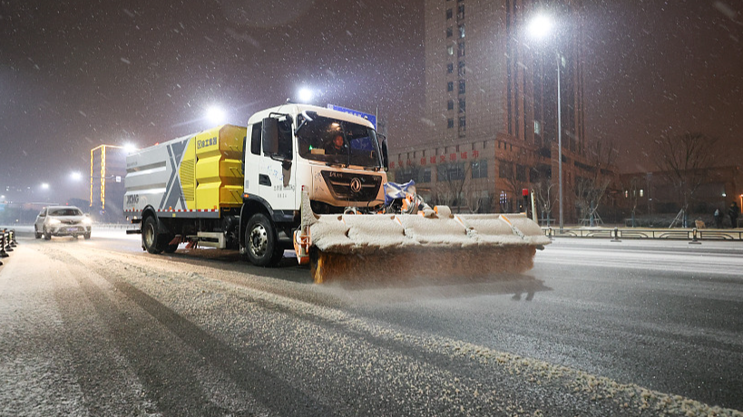 A snow blower removes snow from a roadway in Changchun City of northeast China's Jilin Province. /CFP