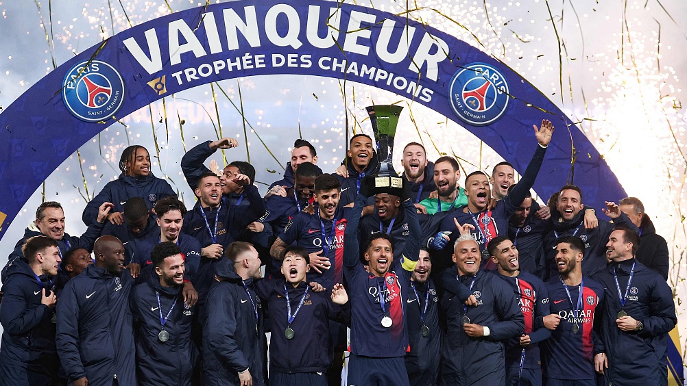 Paris Saint-Germain players celebrate with the trophy after winning the Champions Trophy at the Parc des Princes stadium in Paris, France, January 3, 2024. /CFP