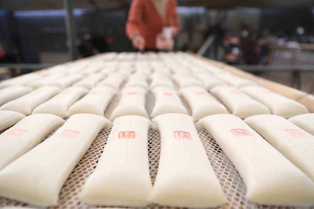 Photo taken on January 3, 2024 shows a close view of rice cakes made in a small workshop in Zhoushan, Zhejiang Province. /CFP