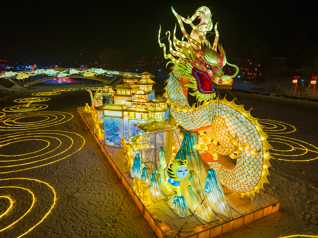 A set of lanterns featuring a loong is lit up at a snow and ice lantern festival at Muling River Park in Jixi, Heilongjiang Province on January 1, 2024. /CFP