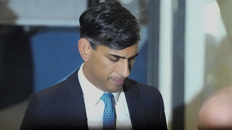 Rishi Sunak looks down as he leaves the COVID Inquiry at Dorland House after giving evidence in London, December 11, 2023. /CFP