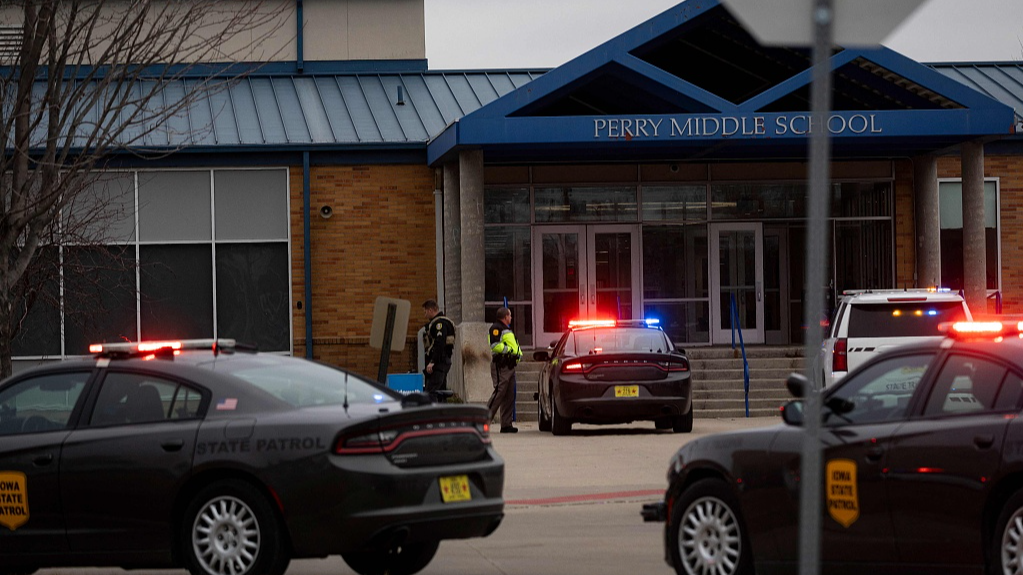 Police officers secure the campus at Perry Middle and High School during a shooting situation in Perry, Iowa, January 4, 2024. /CFP