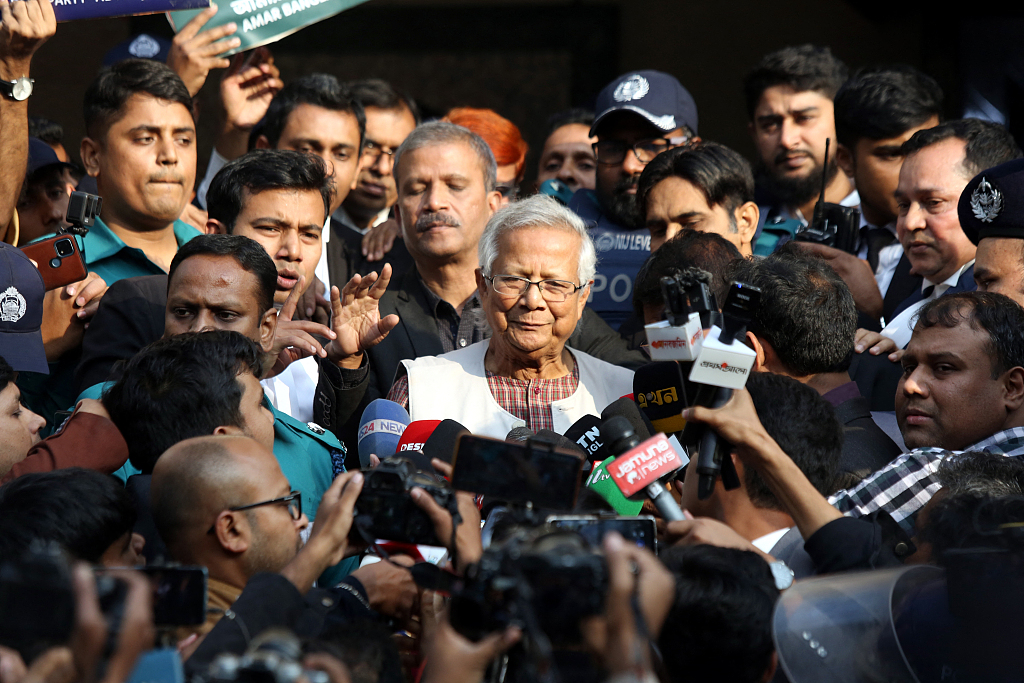 Bangladeshi Nobel peace laureate Muhammad Yunus (C) leaves a court in Dhaka on January 1, 2024. /CFP