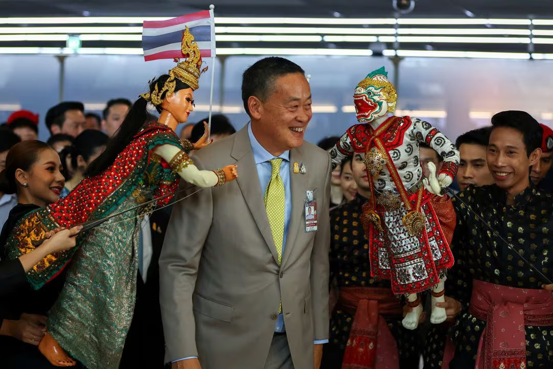 Thailand's Prime Minister Srettha Thavisin poses with traditional Thai puppets during a ceremony to welcome the first batch of Chinese tourists under a five-month visa-free entry scheme at Bangkok's International Airport, Thailand, September 25, 2023. /Reuters