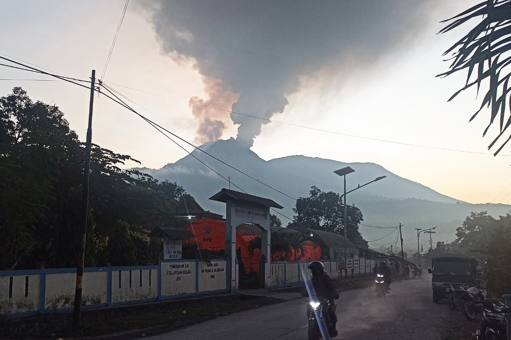 Mount Lewotobi Lake-Laki spews smoke in Flores Timur, Nusa Tenggara of Timurr province in Indonesia, January 2, 2024. /AFP