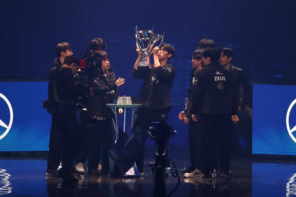 韩国英雄联盟冠军韩国队的 T1 选手于 2023 年 11 月 19 日在韩国首尔举行的英雄联盟世界锦标赛上夺冠后庆祝。/CFP
