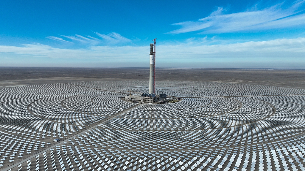 A photothermal power plant with 12,000 heliostats surrounding a 260-meter-high heat-absorbing tower is in construction in Jiuquan City, northwest China's Gansu Province, January 3, 2024. /CFP