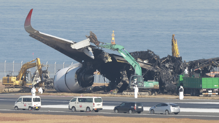 Officials remove the wreckage of a burned Japan Airlines Airbus A350 plane after a collision with a Japan Coast Guard aircraft at Haneda International Airport in Tokyo, Japan, January 5, 2024. /CFP