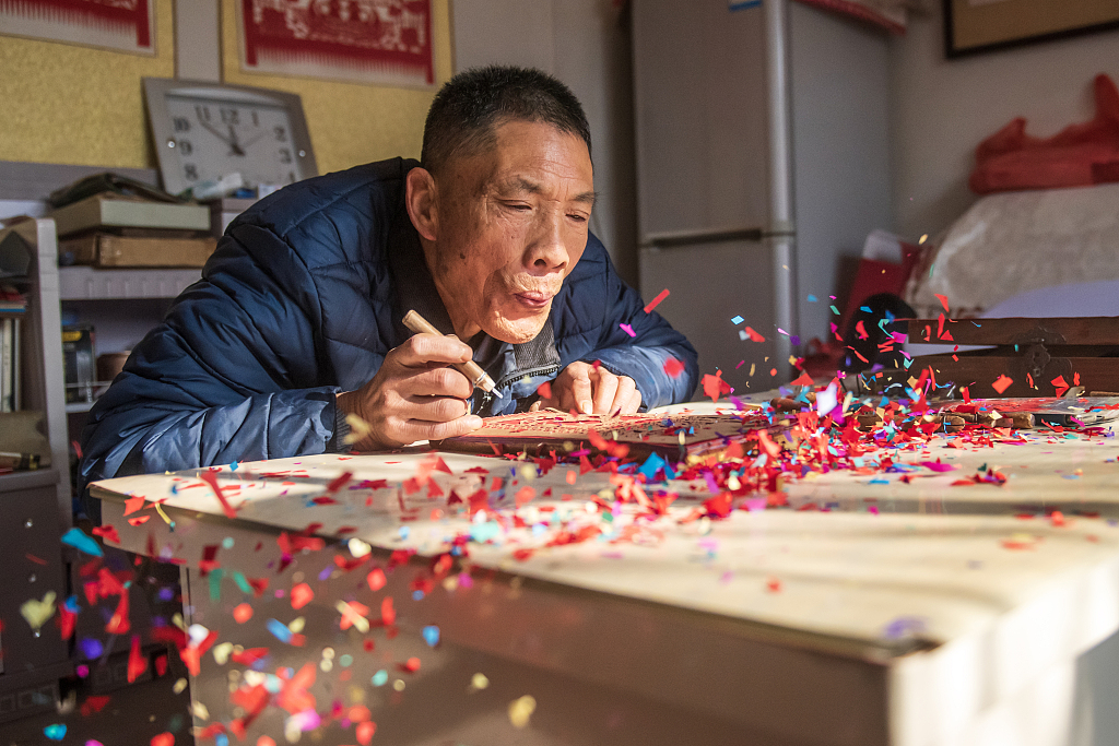 Photo taken on January 3, 2023 shows a craftsman making guomenjian in Juxian County, Shandong Province. /CFP