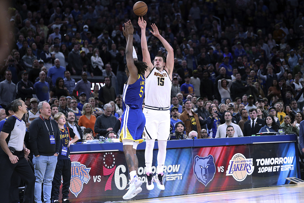 Nikola Jokic (#15) of the Denver Nuggets shoots in the game against the Golden State Warriors at the Chase Center in San Francisco, California, January 4, 2023. /CFP