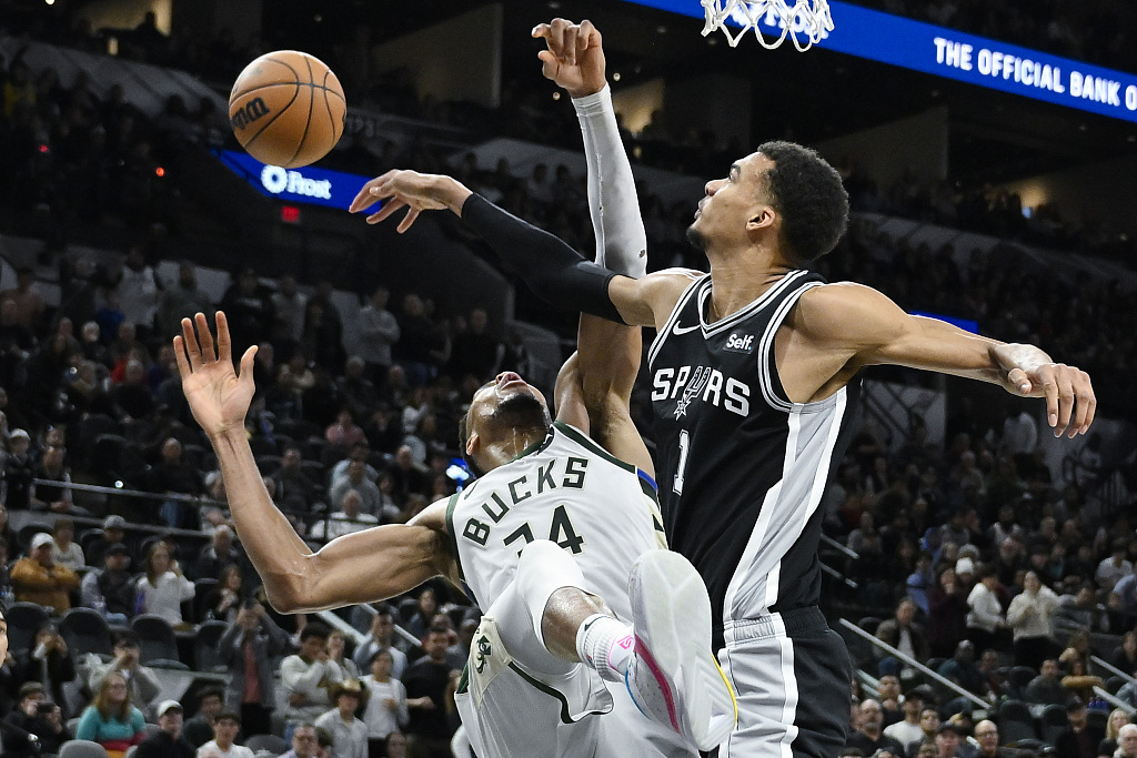 Victor Wembanyama (#1) of the San Antonio Spurs blocks a dunk by Giannis Antetokounmpo of the Milwaukee Bucks in the game at Frost Bank Center in San Antonio, Texas, January 4, 2023. /CFP