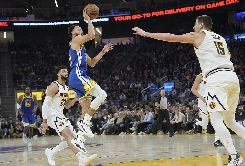 Stephen Curry (L2) of the Golden State Warriors shoots in the game against the Denver Nuggets at the Chase Center in San Francisco, California, January 4, 2023. /CFP