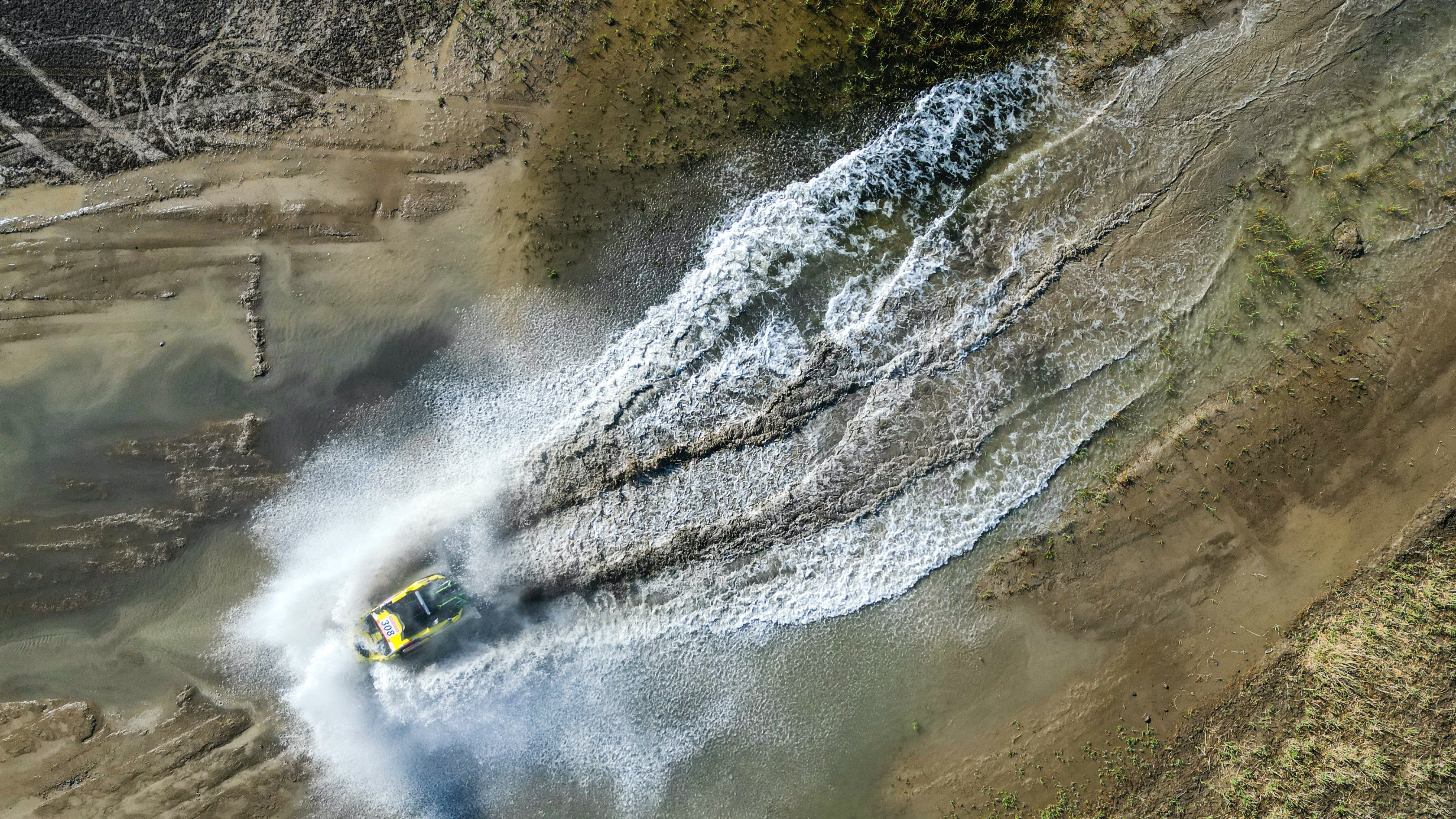 An aerial view of a racing car during the 2023 Taklimakan Rally in Taklimakan Desert, China's Xinjiang Uygur Autonomous Region. /Taklimakan Rally