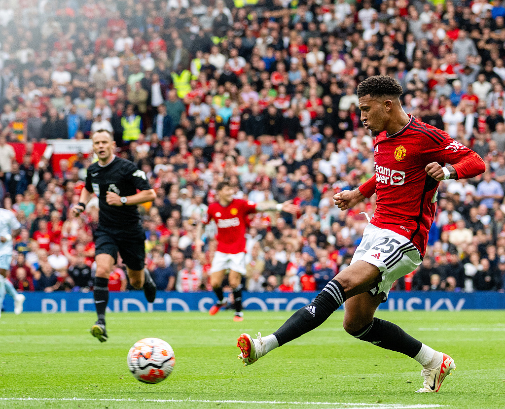 Jadon Sancho of Manchester United passes in the Premier League game against Nottingham Forest at Old Trafford in Manchester, England, August 26, 2023. /CFP 