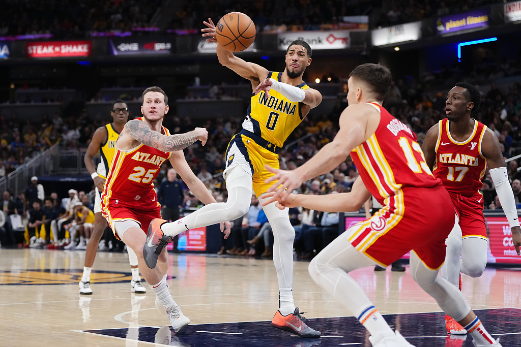 Tyrese Haliburton (#0) of the Indiana Pacers passes in the game against the Atlanta Hawks at Gainbridge Fieldhouse in Indianapolis, Indiana, January 5, 2024. /CFP