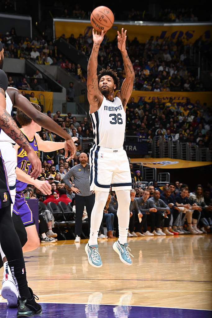 Marcus Smart (#36) of the Memphis Grizzlies shoots in the game against the Los Angeles Lakers at Crypto.com Arena in Los Angeles, California, January 5, 2024. /CFP