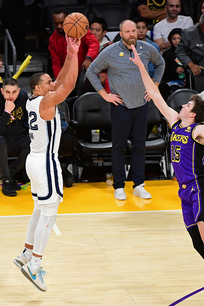 Desmond Bane (L) of the Memphis Grizzlies shoots in the game against the Los Angeles Lakers at Crypto.com Arena in Los Angeles, California, January 5, 2024. /CFP