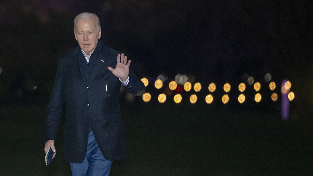U.S. President Joe Biden waves as he walks from Marine One upon arrival on the South Lawn of the White House in Washington, December 20, 2023. /CFP
