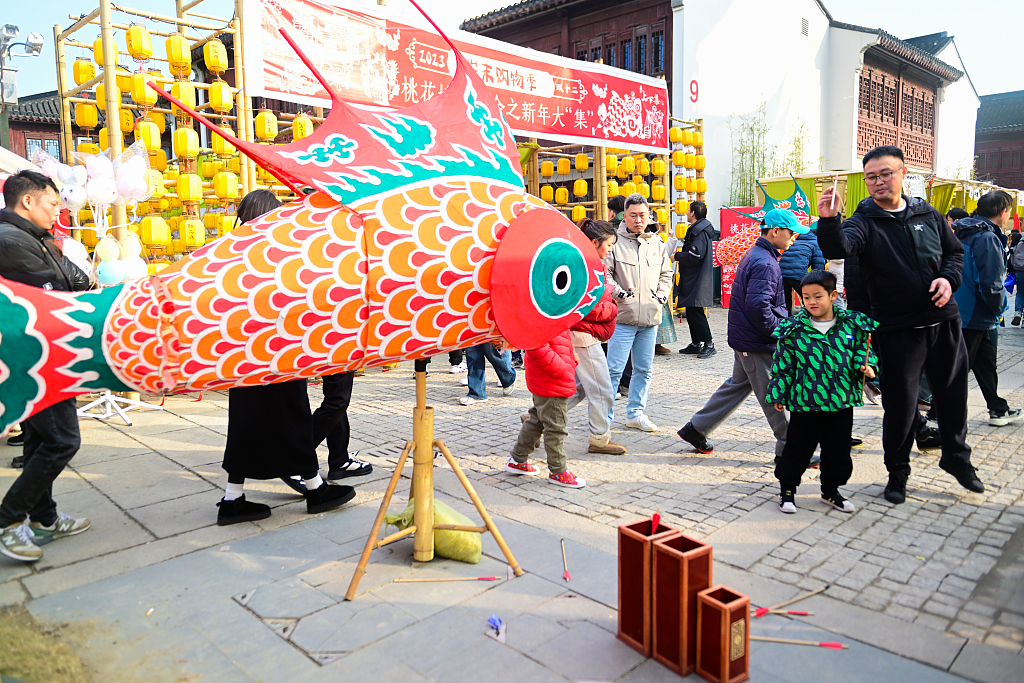 A fish-shaped lantern is displayed in the Taohuawu street block in Suzhou, east China's Jiangsu Province, on January 1, 2024. /CFP