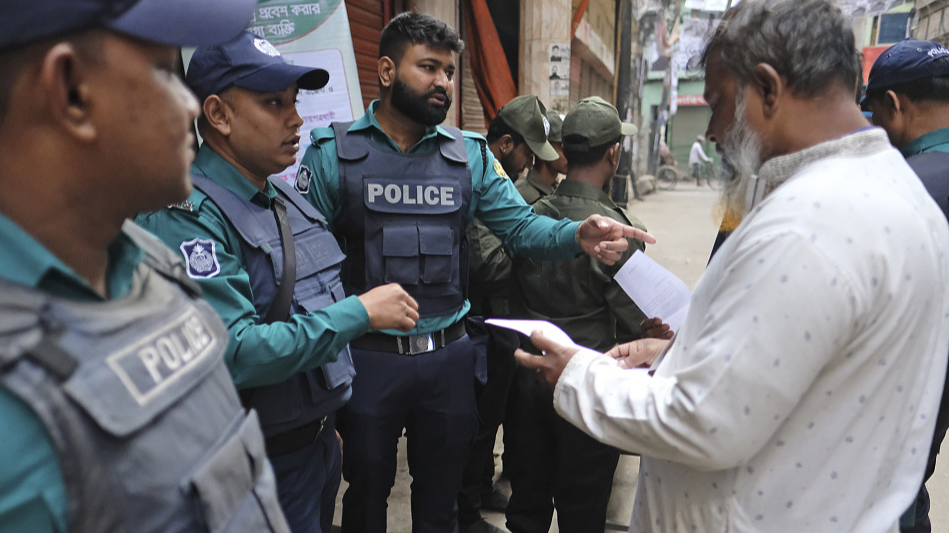 Policemen assist voters outside a polling station in Dhaka, Bangladesh, January  7, 2024. /CFP
