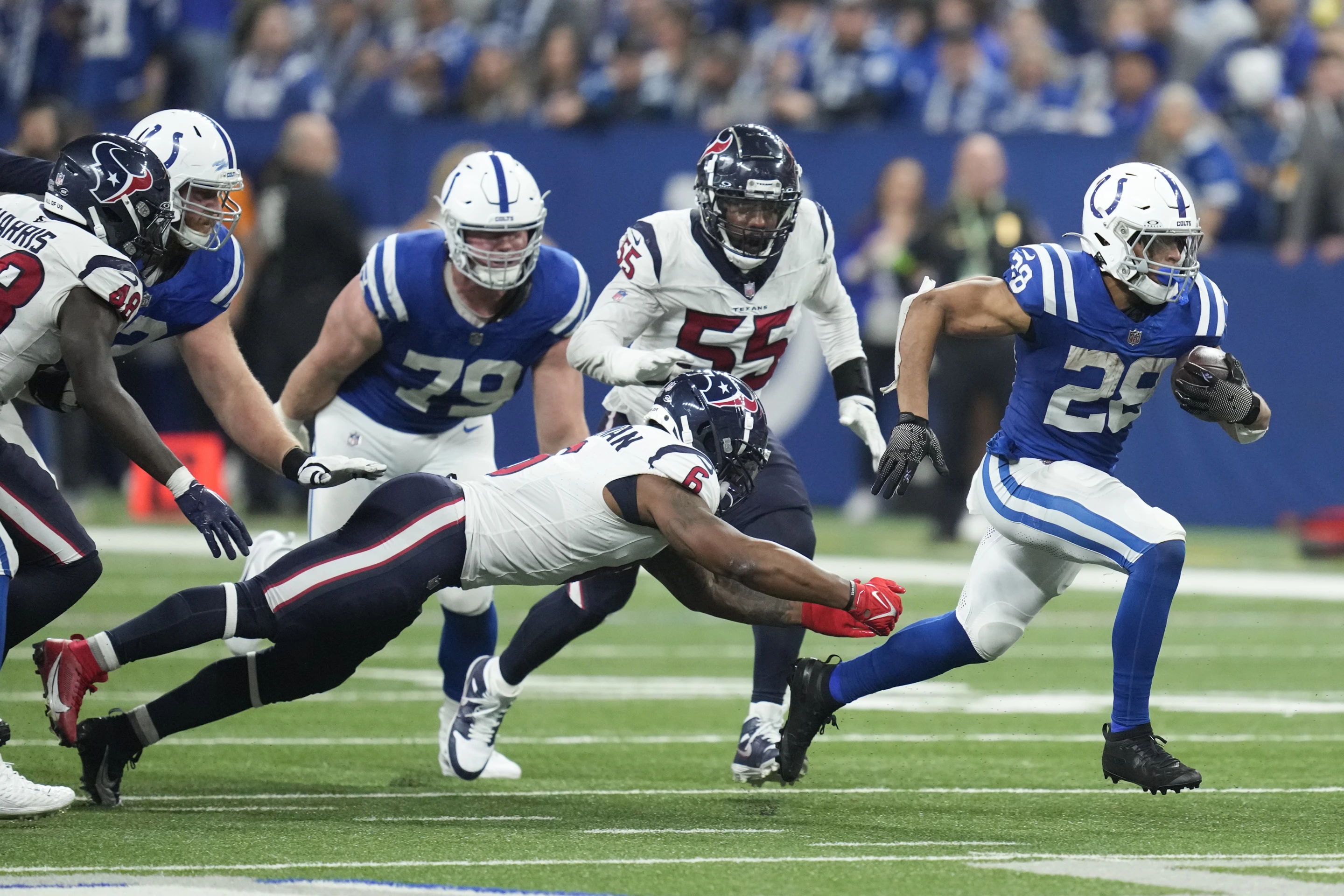 Running back Jonathan Taylor (#28) of the Indianapolis Colts runs with the ball in the game against the Houston Texans at Lucas Oil Stadium in Indianapolis, Indiana, January 6, 2024. /AP 