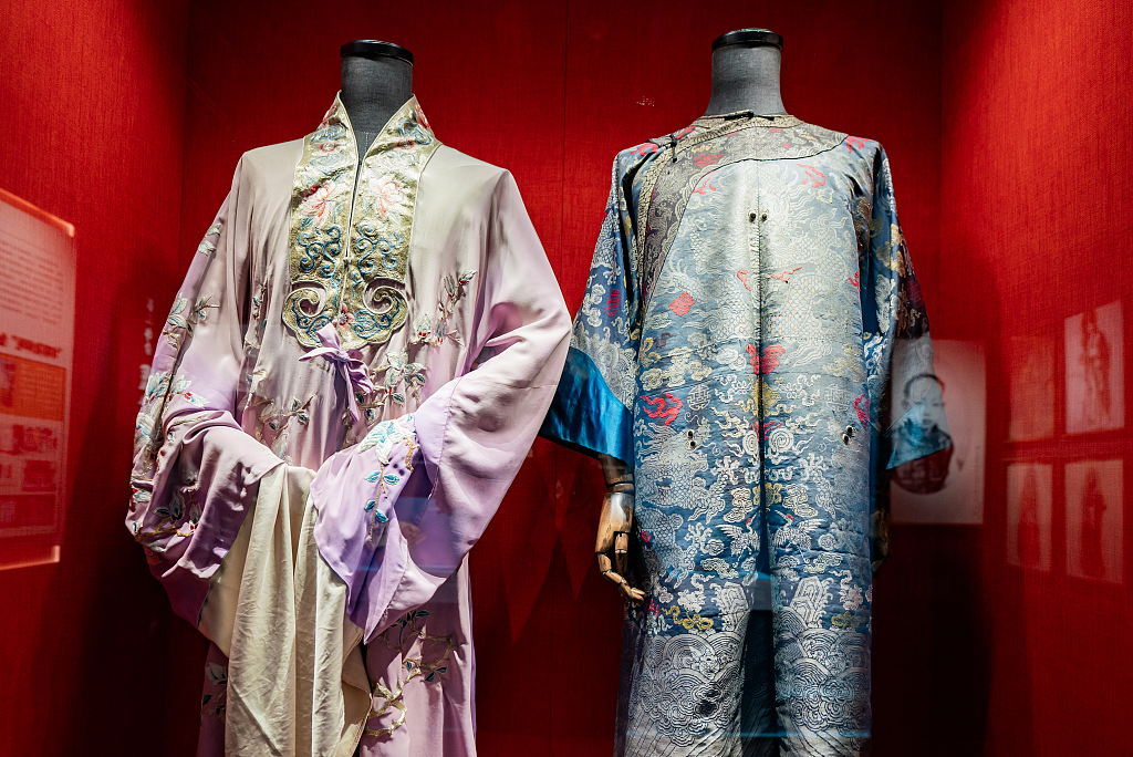 2024年1月5日，北京湖广会馆博物馆展出戏曲服装。/CFP