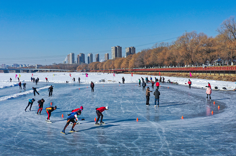 Local residents take to the ice to skate at an outdoor rink in Shenyang City, Liaoning Province, January 6, 2024. /CFP